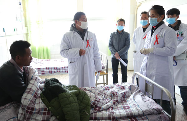 專家在布拖縣人民醫院、特木里中心衛生院查房、會診